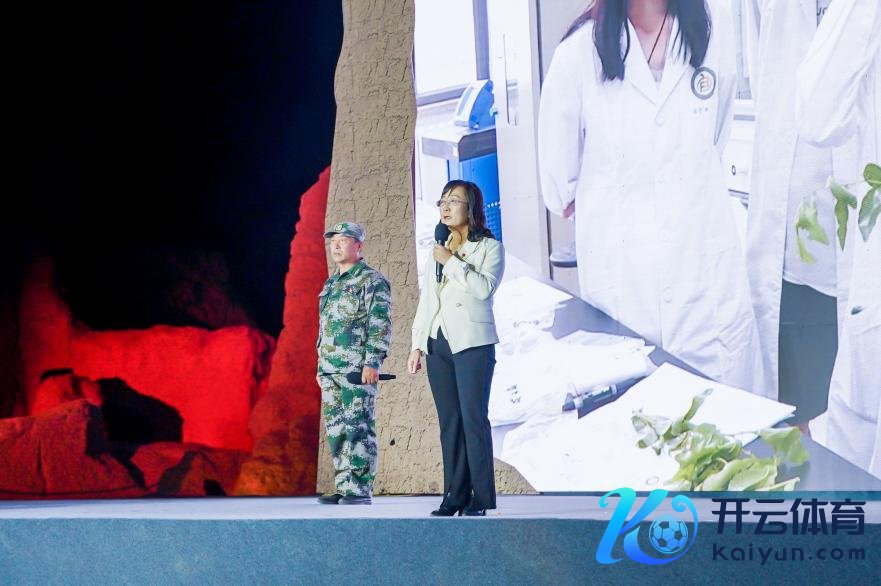 吴翠云（右一）在“缘何中国·五星出东方”会聚主题宣传行动现场演讲。东谈主民视频供图